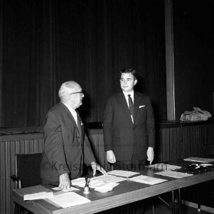 Manfred Samusch: Vereidigung: in Stadtverordnetenversammlung: mit Bürgervorsteher Kurt Nonne, 4. Oktober 1966