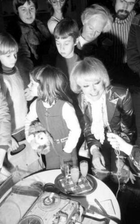 Freiburg: Kaufhaus Schneider, Filmschauspielerin und Malerin, Elke Sommer, bei Interviewstunde
