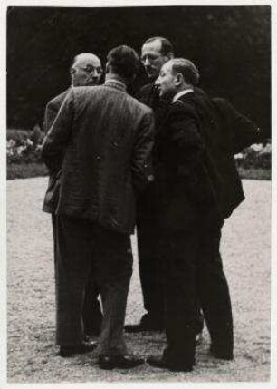 Gartenparty bei Joseph Avenol, Generalsekretär des Völkerbundes in Genf. von links: Joseph Avenol, Anthony Eden, René Massigli, Yvon Delbos