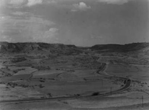 Talkessel von Uogherti : Talkessel von Uogherti, von den Tafelbergen der roten Tuffformation umringt. Blick in das Tal auf eine Straße im Vordergrund