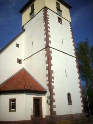 Ansicht von Südosten mit Kirchturm (Chorturm-Glockengeschoß neuzeitlich) und Sakristei sowie Süd-erweitertes Langhaus