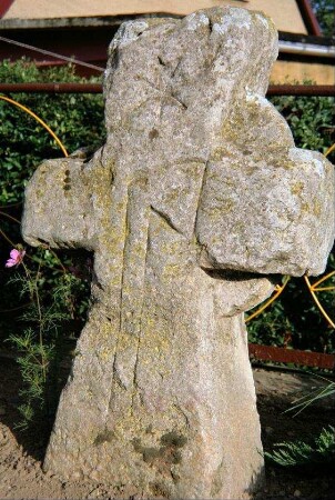 Detail voriges Bild: Steinkreuz mit einer eingeritzten Axt; stand früher etwas außerhalb des Dorfes