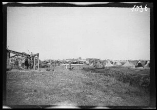 Kamien Koszyrski (=Kamin-Kaschyrskyj, Ukraine): Zeltlager und Blockhausbau auf einem Feld