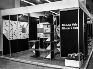 Ausstellungsfläche des VEB Kombinat Holzwerkstoffe, Beschläge und Maschinen Leipzig