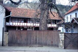 Bauernhof, hinten große Scheune mit Laubengang, Hofkastanie, Tor