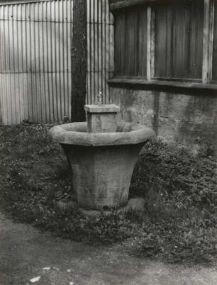 Brunnen : Brunnen. Muschelkalk? (um 1920). Meerane, Schwanefelder Straße 7, Villengarten