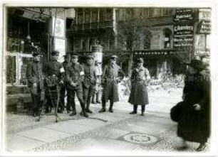 Soldaten mit MG an einer Straßensperre während der Revolution