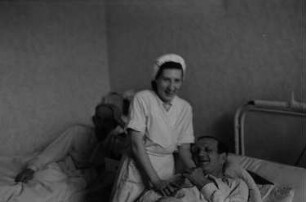 Reportage aus dem jüdischen Krankenhaus : Krankenschwester mit Patienten