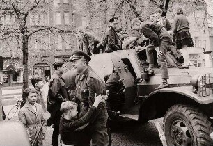 Erlaubtes Spiel auf Panzern der Volksarmee, Berlin-Pankow