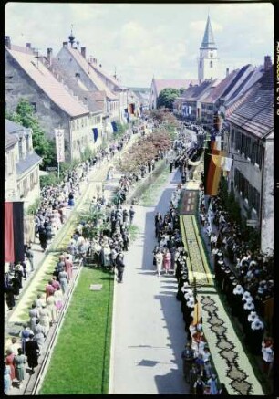 Hüfingen: Gesamtbild mit Kirche, von oben [mit Fronleichnamsprozession, Blumenteppich]