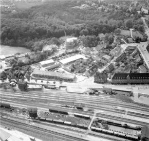 Machinenfabrik Lythall KG (Mommsenstraße): Luftbild des Betriebsgeländes: im Vordergrund Bahnhofsgelände mit Bahnstrecke Hamburg-Lübeck, rechts Finanzamt, im Hintergrund Straße Sülzberg mit Hochhäusern im Bau, dahinter Kurpark