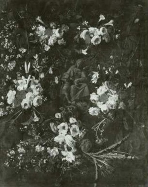 Blumenumranktes Steinrelief der Maria mit dem Kinde