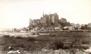 Meißen. Albrechtsburg und Dom : Meißen. Burgberg mit Albrechtsburg (1471-1500) und Dom (beg. um 1260). Blick von der Knorre über die Elbe nach Süden. Fotografie von Freimund Edlich, Dresden, wohl 1885. Albuminabzug ohne Trägerkarton, verso nachträglich handschriftlich bezeichnet; 11,6 x 19,3 cm