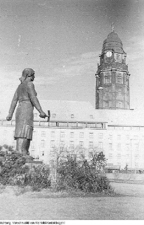 Dresden, Altstadt, Bürgerwiese. Denkmal Trümmerfrau von Walter Reinhold, Eisenguss, 1952 (1. Standort), Oktober 1952