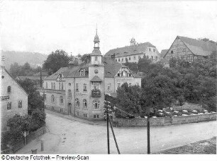 Niederwartha (Dresden-Niederwartha), Weistropper Straße 2. Gasthof Niederwartha. Eckansicht mit Saalanbau und Gartenterrasse