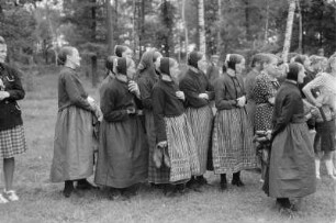 Jugendfest in Spreewitz. Zuschauerinnen. : Swjedźeń młodźiny w Sprjejcach. Přihladowarki.