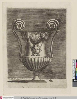 [Antike Vase mit zwei von einem Feston geschmückten Ochsenköpfen, die ein Maskaron tragen]