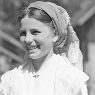Mädchen Gerda Konzack in Spreewälder Sonntagstracht in Leipe. : Holca Gerda Konzack w Błótowskej njedźelskej drasće w Lipjem.