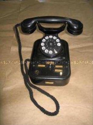 Telefon (mit Amtsvermittlung) vom Schreibtisch Wilhelm Piecks