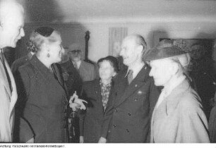 Verschiedene kulturelle Veranstaltungen, Auftritte verschiedener Volkstanzgruppen, Gedenkstätte Carl Maria von Webers in Dresden-Hosterwitz, Auftritt des Sächsischen Bergsteigerchors "Kurt Schlosser" Dresden, Auftritt des französischen Chansonniers und Schauspielers Yves Montand, u.a., 1957