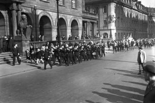 Dresden-Altstadt, Rathausplatz. Vorbeimarsch uniformierter Gruppierungen, darunter SA und wohl auch Binnenschiffer, am Eingang Goldene Pforte; vorn ein Musikkorps
