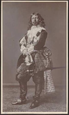 Prinz Friedrich Wilhelm im Kostüm des Großen Kurfürsten, Ganzfigur.