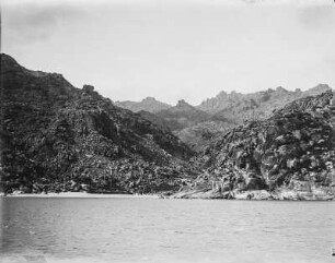 Küste : Blick vom Gewässer auf die Küste und die aufsteigenden Berge