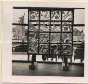 Paris, Weltausstellung, Belgischer Pavillon, Geschliffenes Glas, Im Hintergrund der Russische Pavillon