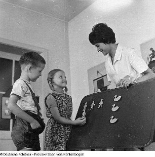 Kindergärten (Großschaukel, Beschäftigung, Spiel, Haare schneiden, Säuglinge)