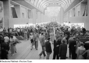 Innenaufnahme des sowjetischen Pavillons auf der Leipziger Herbstmesse 1954, Blick auf Besucher und Fahrräder