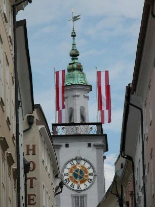 Salzburg, Rathausturm am Kranzlmarkt mit österreichischen Fahnen