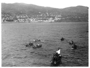 Funchal, Madeira. Blick von einem Kreuzfahrtschiff der Hapag (vermutlich Cleveland) auf Küstenstreifen mit Hafen und Stadt, vor dem Schiff Einheimische in Ruderbooten