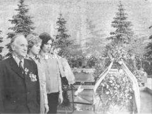 Exkursion der DSF in die Sowjetunion: Besuch des Grabmals des unbekannten Soldaten im Alexandergarten in Moskau