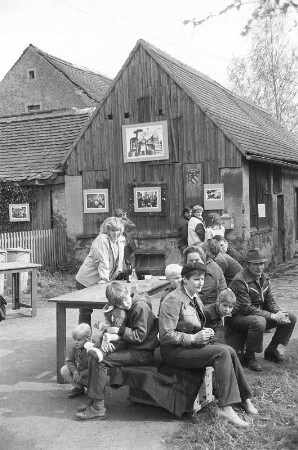Besucher der Freilichtausstellung 1985 in Erlln