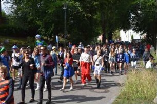 Bad Oldesloe: Kindervogelschießen: Am Bürgerpark Blickrichtung Südwesten: Einzug auf den Exer: Festumzug Theodor-Mommsen-Schule Klass 7b: Schüler teilweise Kostümiert 13. Juli 2023
