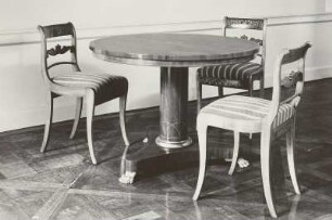 Tisch und Stühle