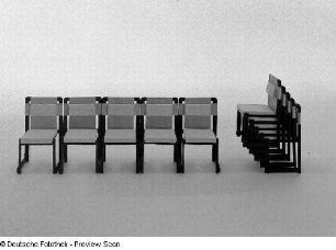Stapelstuhl : Multifunktionsraum. Stapelstühle (1981; Roder, ?)