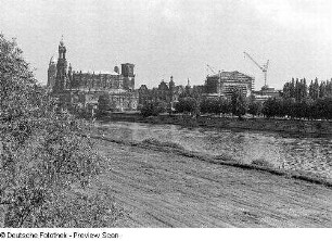 Blick über die Elbe gegen Katholische Hofkirche, Residenzschloß und Opernhaus