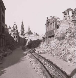 Schloßstraße : Dresden, Blick durch die Schloßstraße nach Norden zum Georgentor mit Trümmerbahn