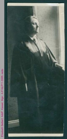 Elisabeth Selbert in Juristinnenrobe
