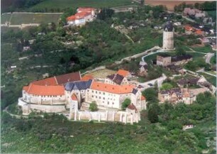 Freyburg (Unstrut). Stadtansicht mit Schloß Neuenburg (Baubeginn 1090). Luftbild-Schrägaufnahme von Südsüdwest