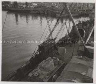 Wehrmachtssoldaten, Griechenland, Verladung deutscher Truppen in griechischem Hafen