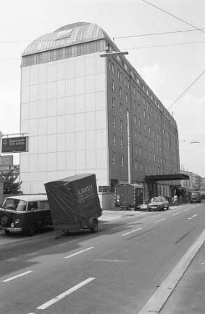 Hotel "Hilton international" am Mendelssohnplatz auf dem Gelände des ehemaligen Hotels am Theater in der Rüppurrer Straße