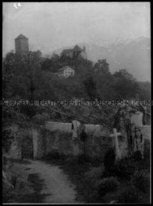 Burg oder Schloss im Gebirge