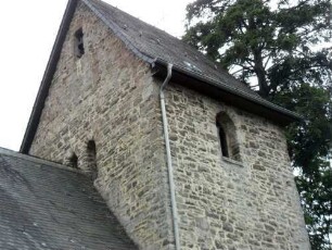 Rhena-(Evangelische Kirche ) - Kirchturm von Nordosten - Obergeschoß mit mit Werksteinen im Mauersteinverband im Detail