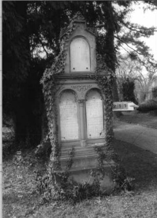 Grabstein 211 (Index: 100093588) Maße HxBxT: 264x88x31 cm Symbolik: Verzierungen Besonderheit: Doppelgrab für Eheleute: Grabstein 211
