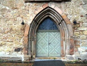 Sachsenhausen-Stadtkirche-Langhaus Traufseite Süd-Spitzbogenportal mit abgestufter Rundstabprofilierung in Übersicht