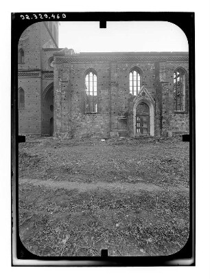 Müncheberg. Ruine der Stadtpfarrkirche St. Marien (Restaurierung 1991-1996). Teilansicht von Süden