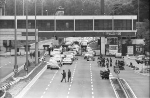 PKW warten auf die Passkontrolle am Checkpoint Bravo