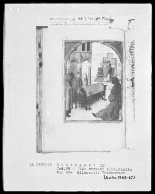 Brevier für Sankt Paulin in Trier — Totenmesse vor einem Sarg, im Hintergrund Priester im Meßgewand, Folio 82verso